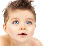 Do rejstříku svých komunikačních projevů dítě začíná zapojovat řeč. Zdroj: Samphotostock